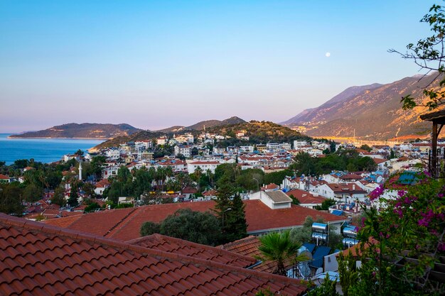 Zdjęcie piękny widok na miasto kas na wybrzeżu morza śródziemnego w turcji