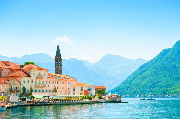 Piękny widok na miasto Perast w zatoce Kotor, Czarnogóra. Znany cel podróży. Letni krajobraz.