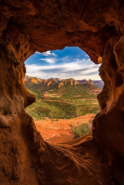 Piękny widok na Mitten Ridge w Sedonie przez skaliste okno