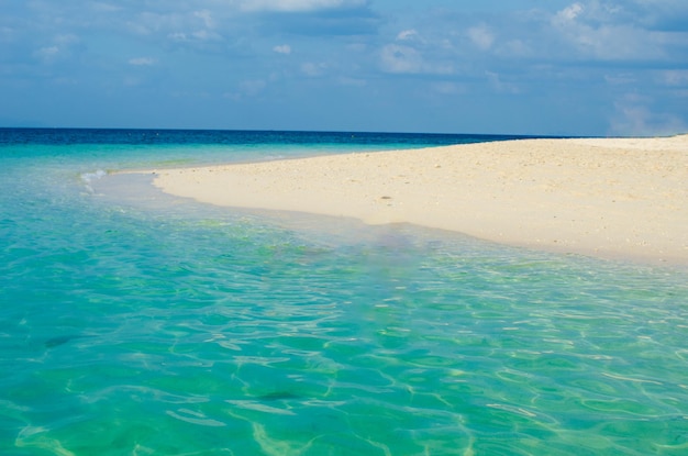 Piękny widok na morze i plażę oraz turkusowa woda w Tajlandii