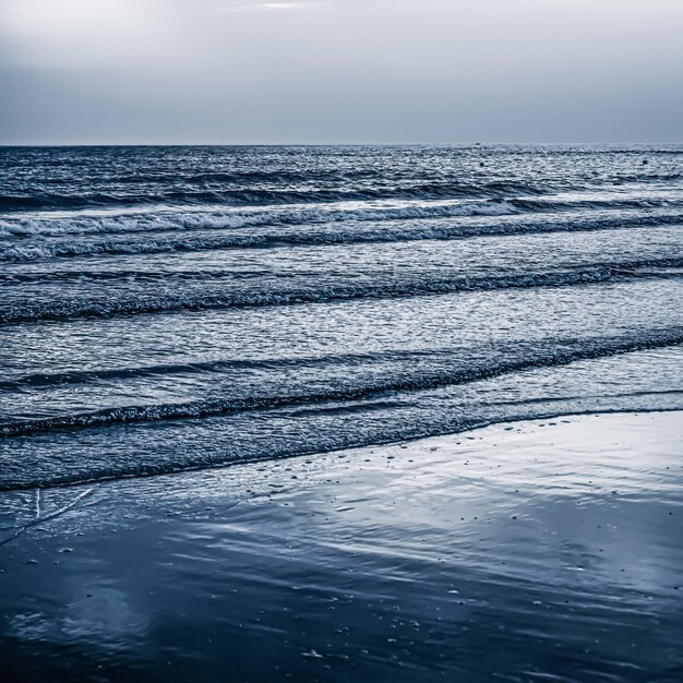 Piękny widok na morze lub ocean horyzont wybrzeże z tropikalnej plaży letnie wakacje podróże i miejsce wypoczynku