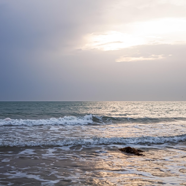 Piękny widok na morze lub ocean horyzont wybrzeże z tropikalnej plaży letnie wakacje podróże i miejsce wypoczynku