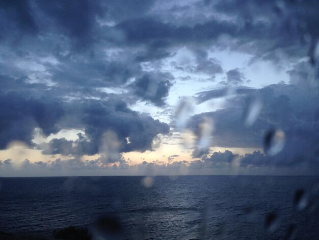 Zdjęcie piękny widok na morze na chmurnym niebie