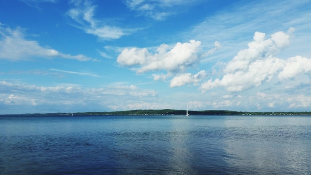 Piękny widok na morze na chmurnym niebie