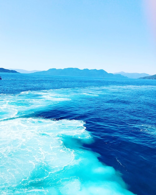 Piękny Widok Na Morze Na Tle Jasnego Niebieskiego Nieba