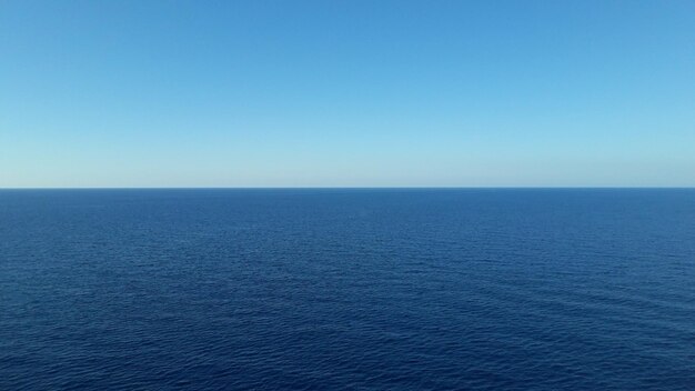 Zdjęcie piękny widok na morze na tle jasnego niebieskiego nieba