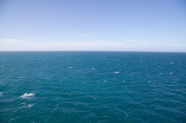 Zdjęcie piękny widok na morze na tle niebieskiego nieba