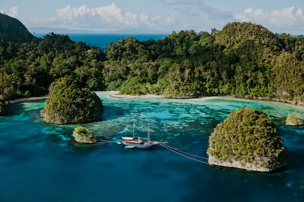 Piękny widok na morze Raja Ampat Papua z łodzią w środku