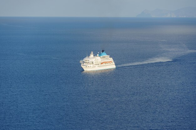 Piękny Widok Na Morze Rejs Statkiem Po Morzu W Pobliżu Wysp Santorini Grecja