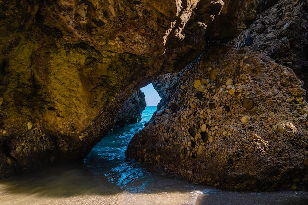 Piękny widok na Morze Śródziemne przez formacje skalne na plaży Nerja