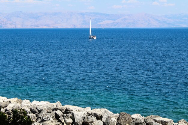 Piękny widok na morze w słoneczny dzień Korfu Grecja