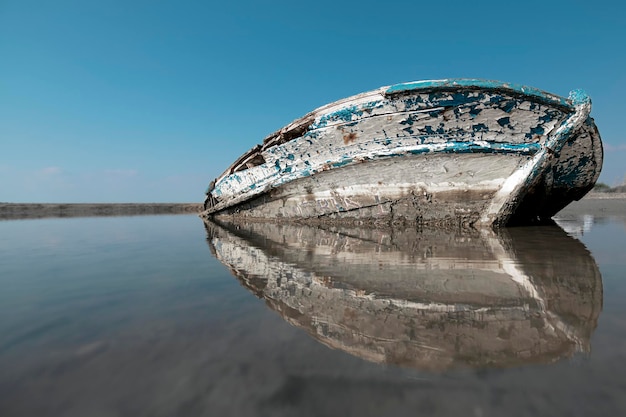 Piękny widok na morze w tle czystego nieba