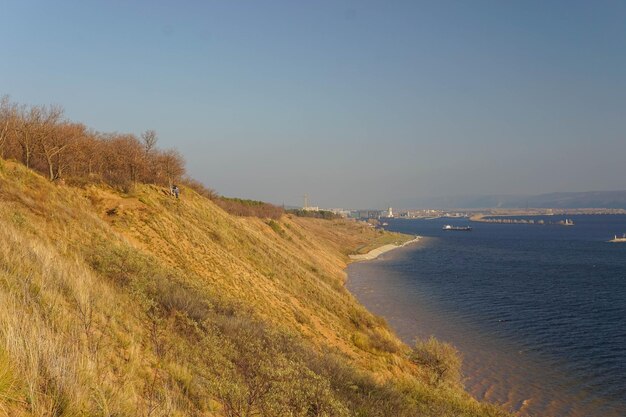 Zdjęcie piękny widok na morze w tle czystego nieba