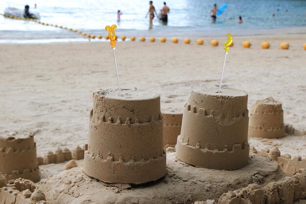 Piękny widok na morze z długimi łodziami z plaży ao nang