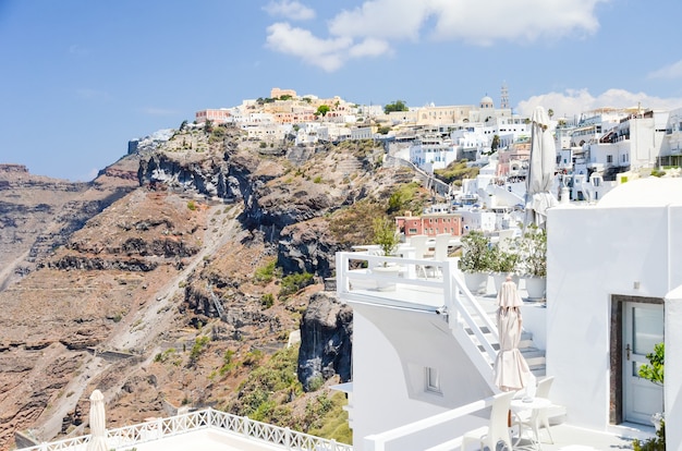 Piękny widok na morze z gór Santorini