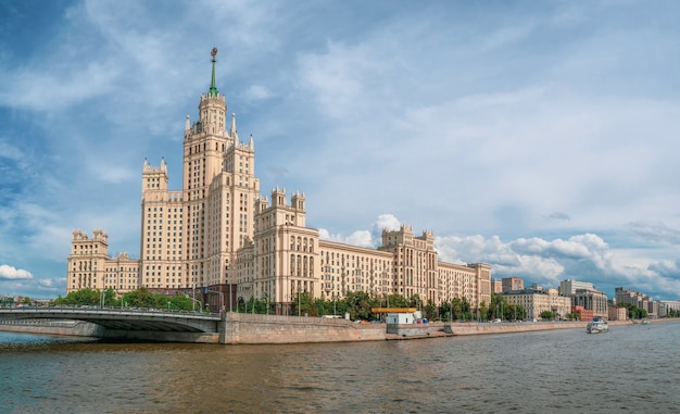 Piękny Widok Na Moskwę. Panoramiczny Widok Na Stalinowski Budynek Mieszkalny Na Nabrzeżu Rzeki Moskwy.