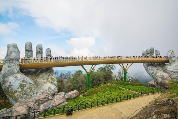 Piękny widok na most Golder Bridge w parku Sunworld Ba Na Hills Da Nang Wietnam