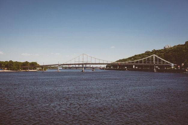 Piękny widok na most Truchanowski i panoramę miasta Kijów Ukraina obróbka zdjęć vintage