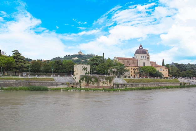 Piękny widok na nabrzeże rzeki Adige w Weronie we Włoszech