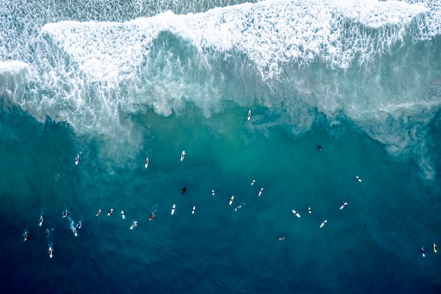 Piękny widok na niebieskie fale oceanu z drona.