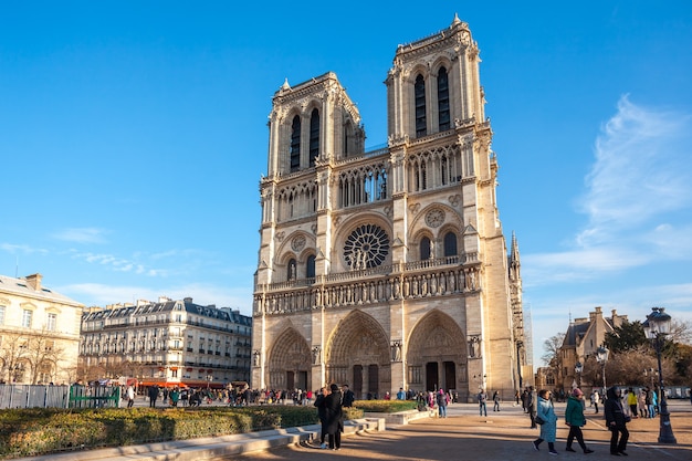 Piękny widok na Notre Dame de Paris, średniowieczny kościół w Paryżu, Francja.