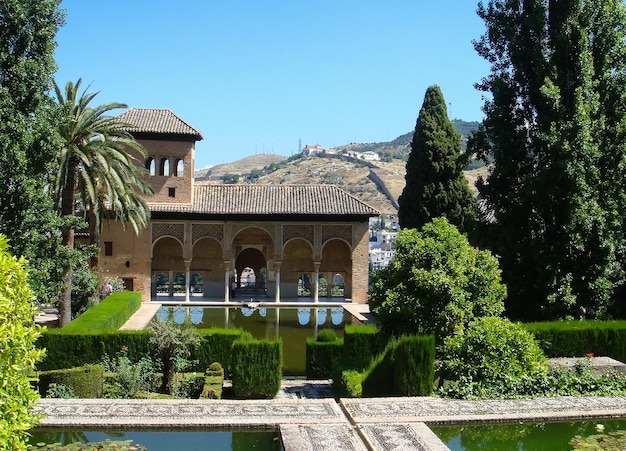Piękny widok na ogród w letni dzień Alhambra Granada Hiszpania