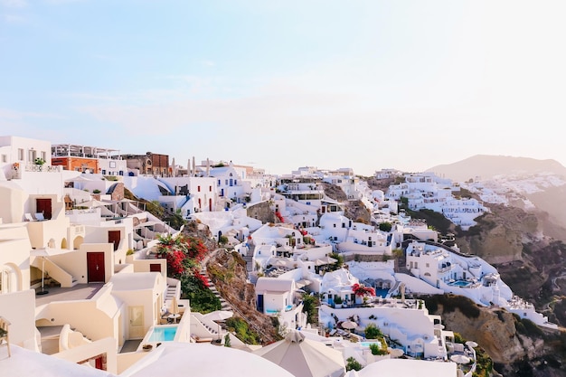 Piękny widok na Oia z tradycyjnymi białymi domami Wyspa Santorini Grecja