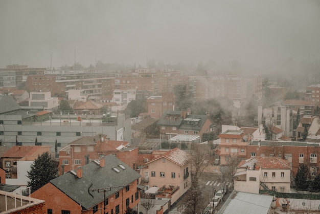 Piękny widok na okolicę z mgły i śniegu.