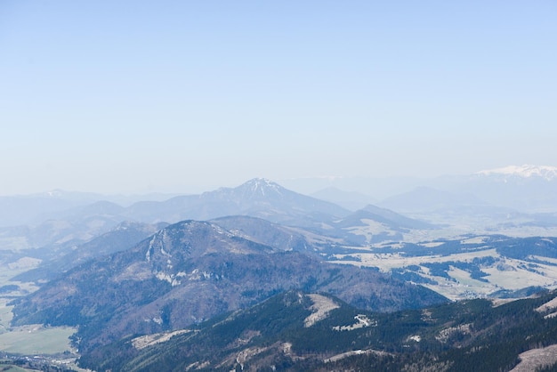 Piękny widok na ośnieżone góry z błękitnym niebem, w słoneczny dzień na wiosnę. Tatry Zachodnie.