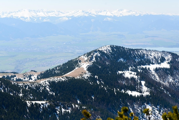 Piękny widok na ośnieżone góry z błękitnym niebem, w słoneczny dzień na wiosnę. Tatry Zachodnie.