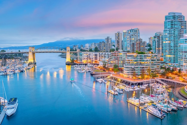 Piękny widok na panoramę centrum Vancouver, Kolumbia Brytyjska, Kanada o zachodzie słońca