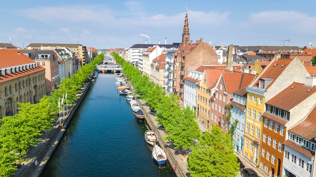 Piękny widok na panoramę Kopenhagi z góry, Nyhavn historyczny port molo i kanał z kolorowymi budynkami i łodziami na starym mieście w Kopenhadze, Dania