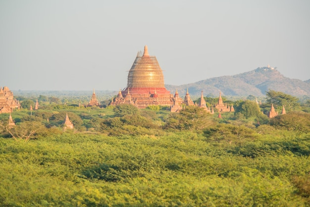 Piękny widok na panoramę miasta Bagan w Birmie