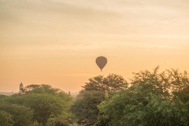 Piękny widok na panoramę miasta Bagan w Birmie