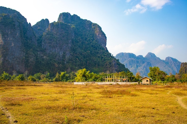 Piękny widok na panoramę miasta Vang Vieng położonego w Laosie