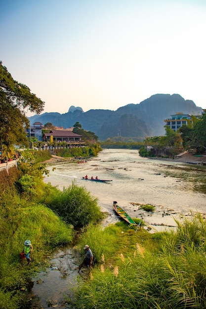 Piękny widok na panoramę miasta Vang Vieng położonego w Laosie