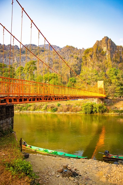 Piękny widok na panoramę miasta Vang Vieng położonego w Laosie