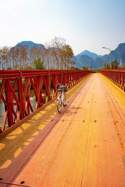 Piękny widok na panoramę miasta Vang Vieng położonego w Laosie