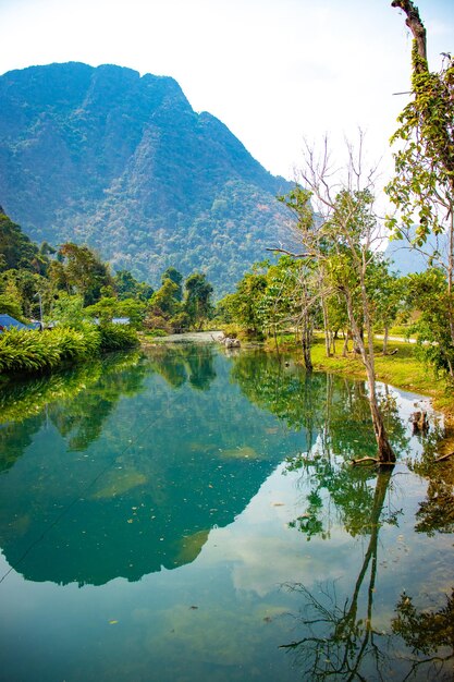 Piękny widok na panoramę miasta Vang Vieng położonego w Laosie