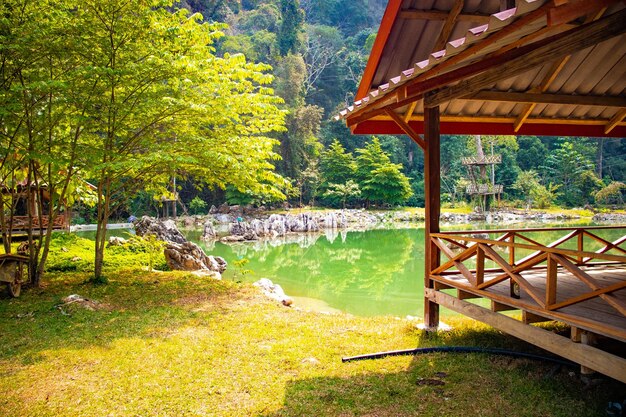 Piękny widok na panoramę miasta Vang Vieng położonego w Laosie