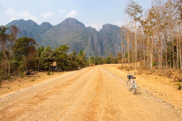 Piękny widok na panoramę miasta Vang Vieng w Laosie