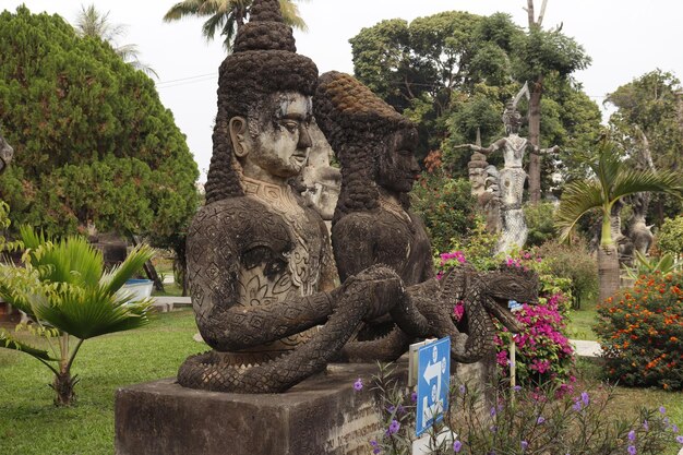 Zdjęcie piękny widok na park buddy znajdujący się w vientiane laos