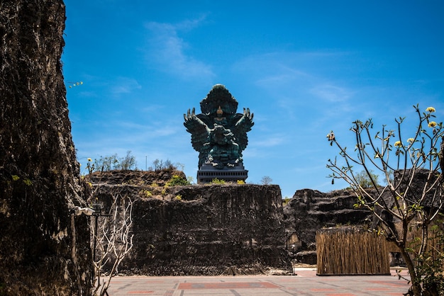 Piękny widok na park GWK Garuda Wisnu Kencana położony na Bali w Indonezji