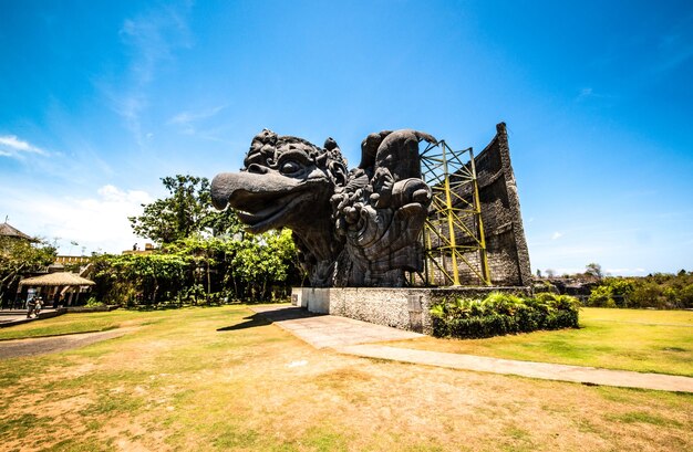 Piękny widok na park GWK Garuda Wisnu Kencana położony na Bali w Indonezji