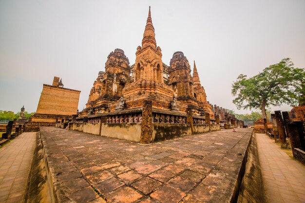 Piękny widok na park historyczny Sukhothai znajdujący się w Tajlandii