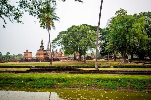 Piękny widok na park historyczny Sukhothai znajdujący się w Tajlandii