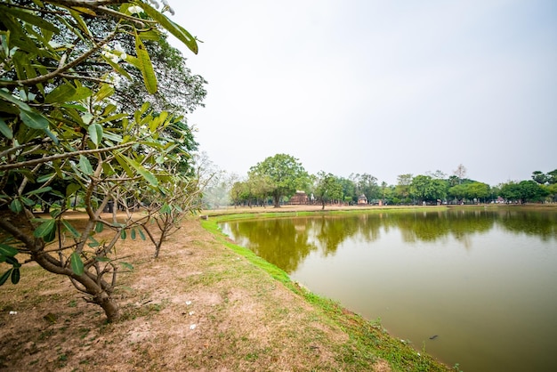 Piękny widok na park historyczny Sukhothai znajdujący się w Tajlandii