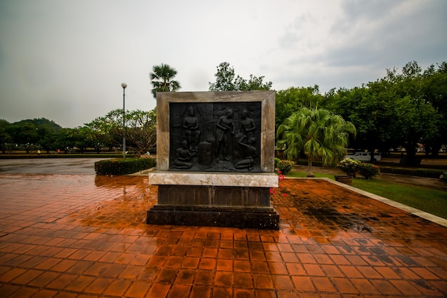 Piękny widok na park historyczny Sukhothai znajdujący się w Tajlandii