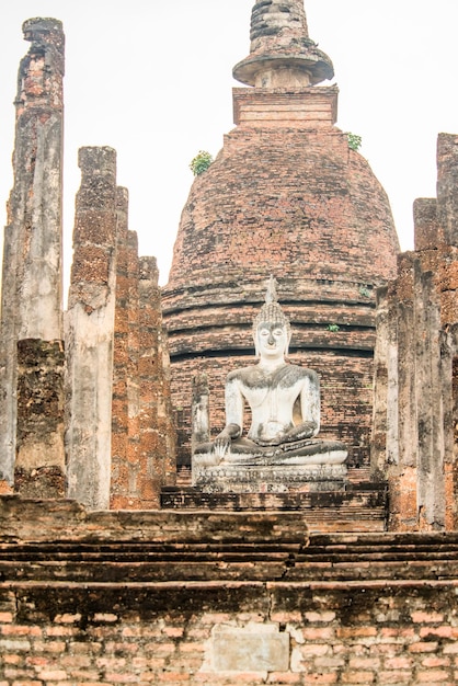 Piękny widok na park historyczny Sukhothai znajdujący się w Tajlandii