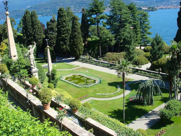 Piękny widok na park i jezioro w słoneczny dzień Stresa Włochy